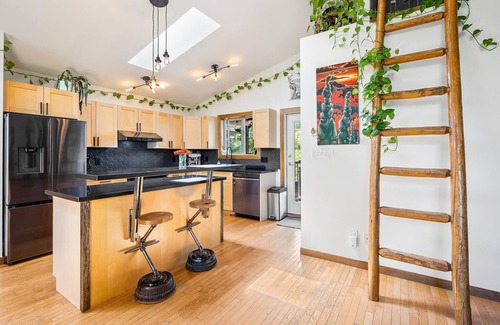 Pemberton House | Beautifully renovated 3 bedroom home w/hot tub