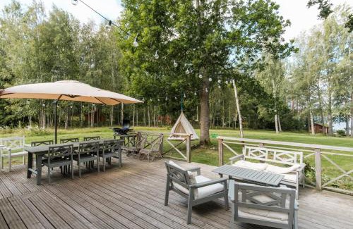 Salo House | Beautifully renovated lakeside red cottage