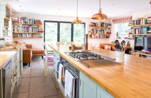 Denton Cottage | Beautifully Restored Tudor Cottage w large garden + Summerhouse. Family & pets!