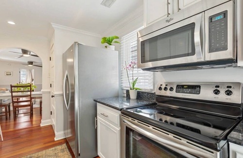 Cannonborough Elliotborough Apartment | Beautifully Restored Downtown Apartment
