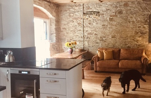 Truro Cottage | Beautifully restored Victorian Coachhouse