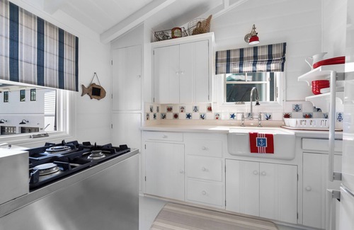 Balboa Island Cottage | Beautifully Updated Historical Cottage Retreat with Garage!