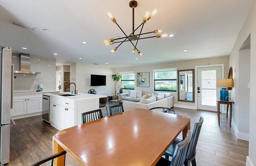 Riviera Estates House | Beautifully Updated Dog-Friendly Home with Free WiFi, and Enclosed Back Yard