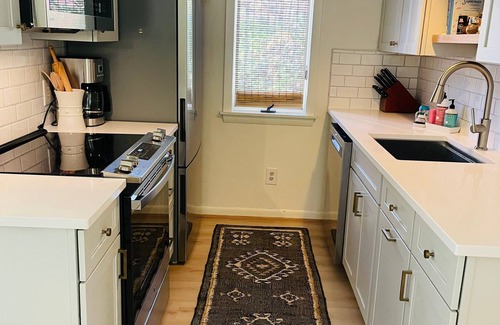 Grantham Condo | Beautifully Updated Eastman Condo
