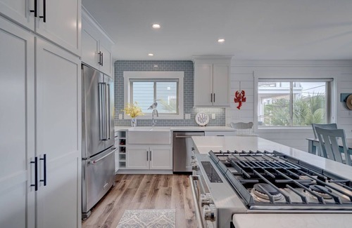 South End House | Beautifully Renovated 4BR Home/2nd Row/Ocean Views + Parking for 5 vehicles