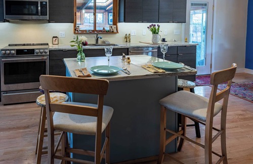 Kingston House | Beauty & the Peace. Private Lakeside Retreat. Pet friendly!