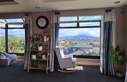 Te Awamutu House | Beauty with Panoramic Views of Mount Pirongia