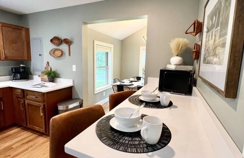 South Rutland House | Beaver Lake Oasis | Hot Tub | Kayaks | Pets OK!