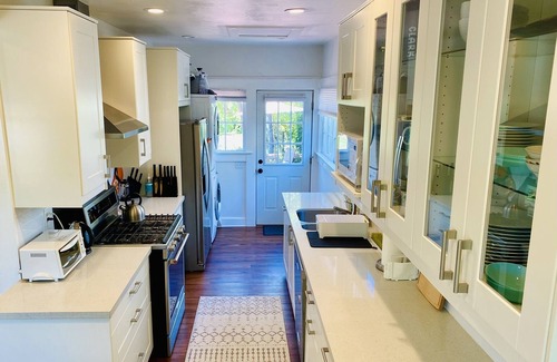 East Sacramento House | Bebedeux - Charming & Clean Classic in the Fab 40s nn
