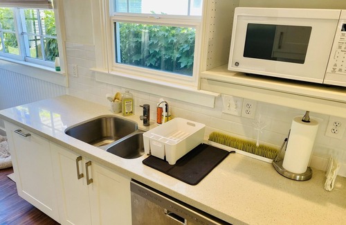 East Sacramento House | Bebedeux - Charming & Clean Classic in the Fab 40s nn