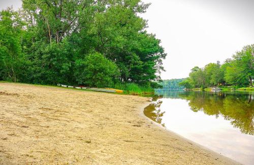 Sherwood Forest House | Becket Home with 3-Season Porch Walk to Lake Access