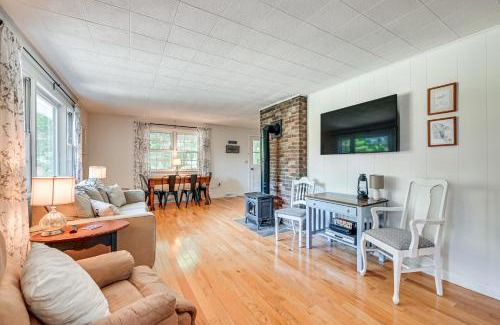 Sherwood Forest House | Becket Home with 3-Season Porch Walk to Lake Access