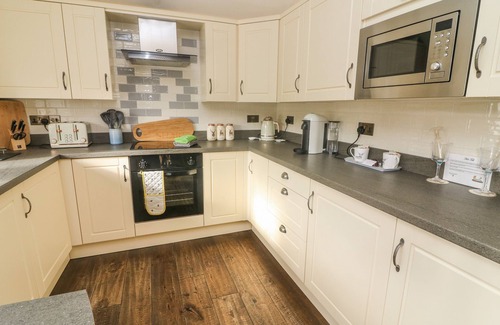 Sutton-in-Craven Cottage | BECKSIDE COTTAGE, romantic, with hot tub in Cowling