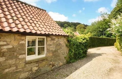 Lastingham Cottage | BECKSIDE, luxury holiday cottage, with a garden in Lastingham