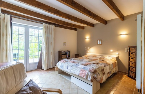 Auriac-du-Perigord Bed & Breakfast | Bed and Breakfast 'Chambre Millepertuis' with Shared Terrace and Shared Garden