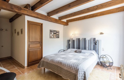 Auriac-du-Perigord Bed & Breakfast | Bed and Breakfast 'Chambre Chardon' with Shared Terrace and Shared Garden