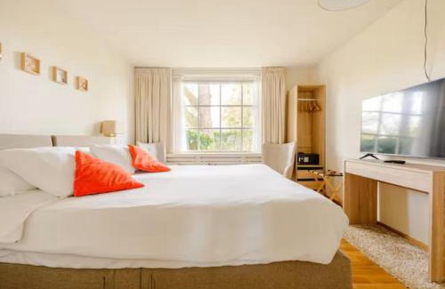 Oss Apartment | Bed and Breakfast De Haen - Privé-appartementen van 43 of 60 m2 met tweepersoons bubbelbad - Finse sauna - in westvleugel van luxe villa