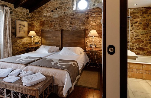 Camarinas Bed & Breakfast | Bed and Breakfast 'Gaviota' with Private Garden and Wi-Fi