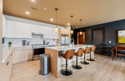 Downtown Nashville Condo | Bed & Barrel: Luxury Condo w/Pool