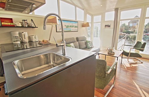 Nieuw-West Boat Rental | Bed & boat, apartment on houseboat, free parking, free city bikes.
