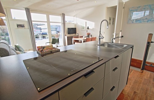Nieuw-West Boat Rental | Bed & boat, apartment on houseboat, free parking, free city bikes.