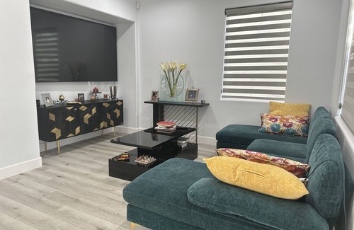 San Fernando House | Bedroom and bathroom in a quiet townhouse.