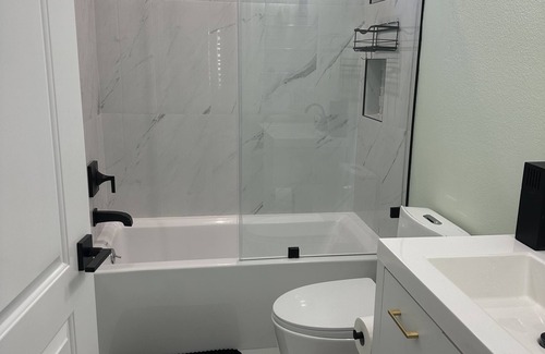 San Fernando House | Bedroom and bathroom in a quiet townhouse.