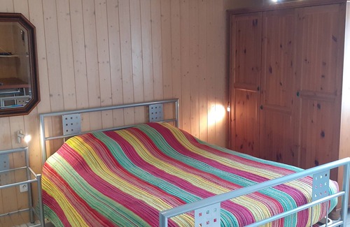 Chauffailles Bed & Breakfast | Bedroom with ensuite bathroom, South Burgundy