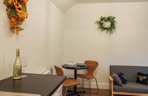 Etchinghill Cottage | BEE COTTAGE, pet friendly, with a garden in Lyminge