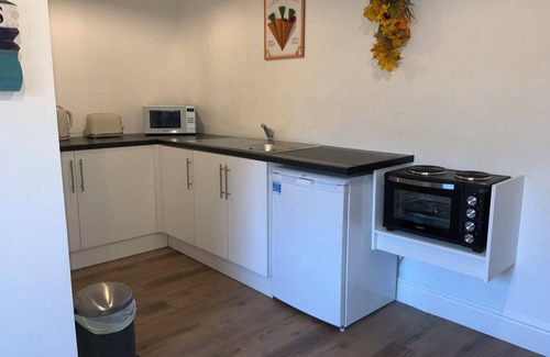 Etchinghill Cottage | BEE COTTAGE, pet friendly, with a garden in Lyminge
