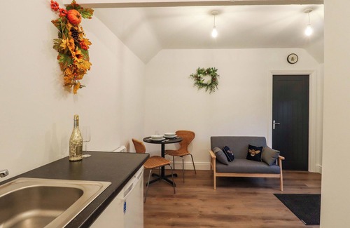 Etchinghill Cottage | BEE COTTAGE, pet friendly, with a garden in Lyminge