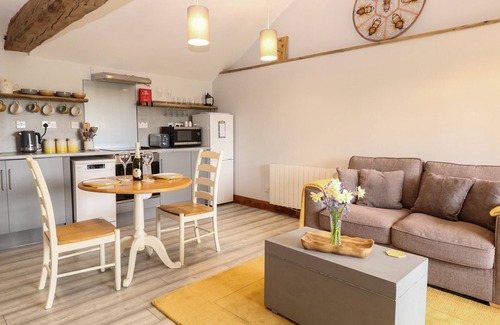 Irstead Cottage | BEE HAPPY BARN, romantic, character holiday cottage in Acle