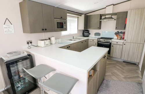 Hasguard Cross Cottage | BEECHWOOD LODGE, pet friendly, with hot tub in Broad Haven