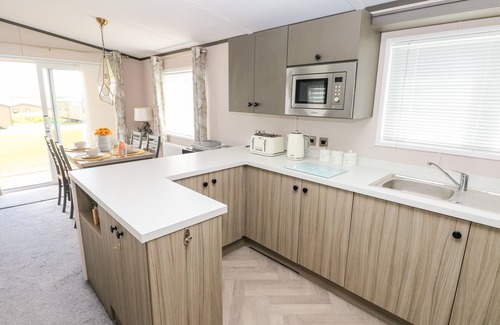 Hasguard Cross Cottage | BEECHWOOD LODGE, pet friendly, with hot tub in Broad Haven