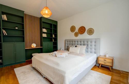Bad Wilhelmshoehe Apartment | Beheizter Whirlpool und Panoramafenster vom Bett ins Grüne!
