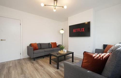 Sheffield House | Beighton - 3 Bed Spacious Home with FREE Parking, Great for Groups & Families - Hosted by Stay Host Save