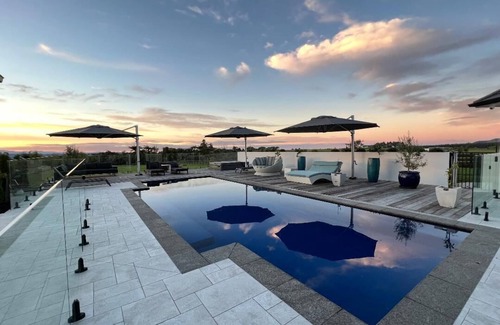 Pyes Pa House | Bel Tramonto, Luxurious Rustic Elegance with Private Cedar Hot Tub