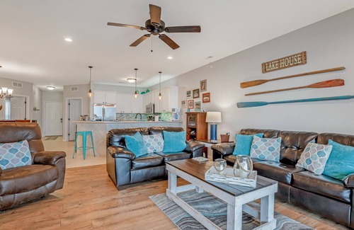 Osage Beach Condo | Believe the 275+ 5 star reviews! Main waterfront & boat slip, Ice cream machine.