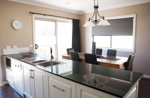 West Bendigo House | Bell's Retreat- 500m to Bendigo Stadium