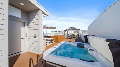 Downtown House | Bella Vista Uptown Family Retreat - Upscale - Rooftop Hot Tub