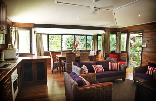 Mission Beach House | BellaCoola - Lillooet - Romantic Beachfront Cottage