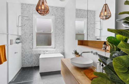 South Geelong House | Bellarine cottage- Central Geelong, parking, 2 bedroom, 2 bathroom