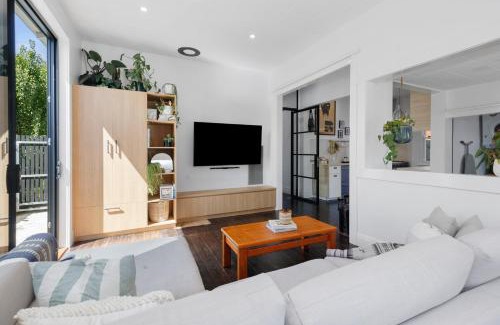 South Geelong House | Bellarine cottage- Central Geelong, parking, 2 bedroom, 2 bathroom