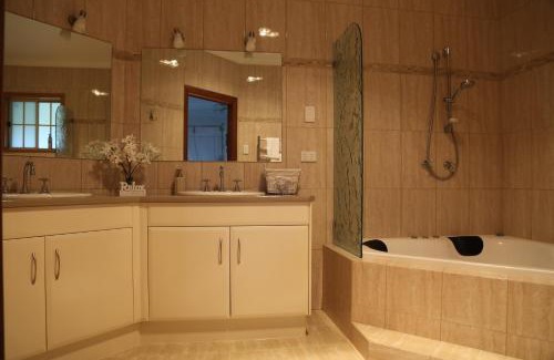 Karaak Flat Bed & Breakfast | BellbirdHill Bed & Breakfast