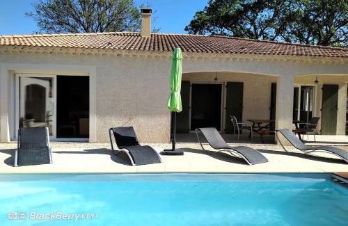Saint-Privat-de-Champclos Villa | Belle maison avec piscine et terrain entièrement clôturé