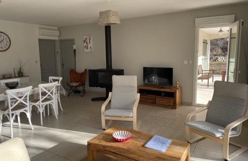 Saint-Privat-de-Champclos Villa | Belle maison avec piscine et terrain entièrement clôturé