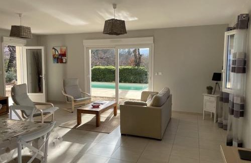 Saint-Privat-de-Champclos Villa | Belle maison avec piscine et terrain entièrement clôturé