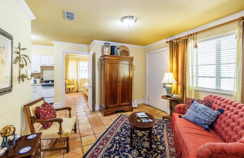 Gonzales Bed & Breakfast | Belle Oaks Inn