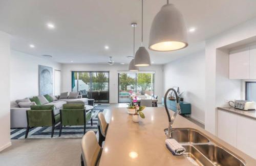 Helensvale House | Belle Vista - Luxury Canal Front Home near Theme Parks with Pool