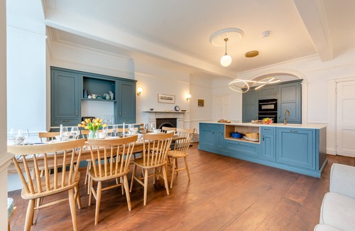 Tenby House | Belle Vue House - Seven Bedroom House, Sleeps 16